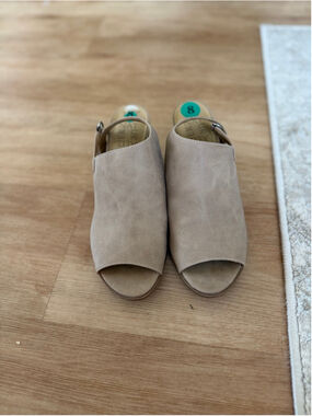 Naturalizer’s Women's Beige Wedges Size 8